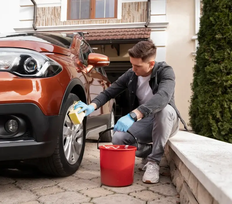 Lavage auto à domicile Lagrâce-Dieu : professionnel intervenant sur un véhicule